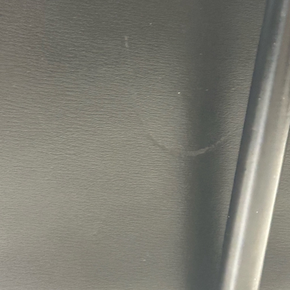 Sleek Black Gucci Shoulder Bag with Structured Design and Thin Strap - Picture 7 of 16